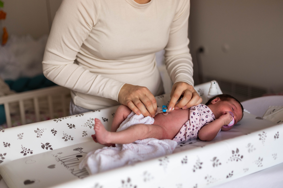 Bathing a newborn baby 2024 with umbilical cord