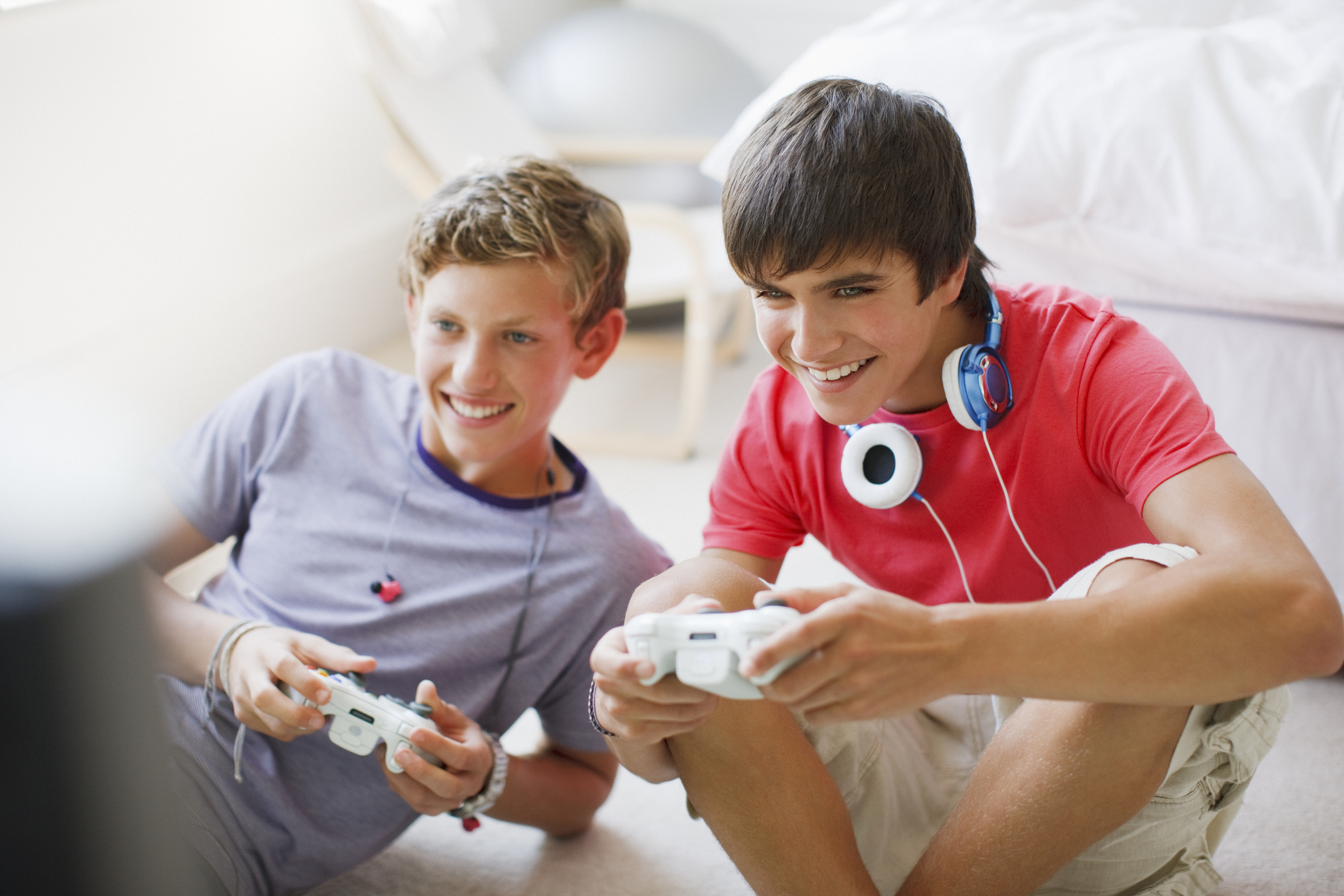 Playing online games is linked to better performance at school among  teenagers